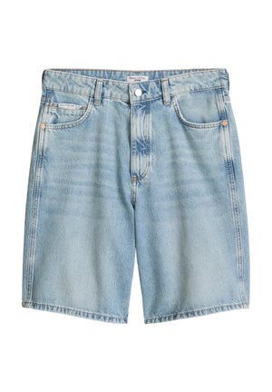 Short en denim bleu clair avec poches avant, passants pour ceinture, fermeture par bouton et détails d’usure subtils.