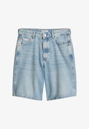Short en denim bleu clair avec poches avant, passants pour ceinture, fermeture par bouton et détails d’usure subtils.