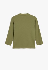 Langarmshirt in olijfgroen katoen, met een ronde halslijn en rechte zoom. Gladde textuur zonder zichtbare patronen of accenten.