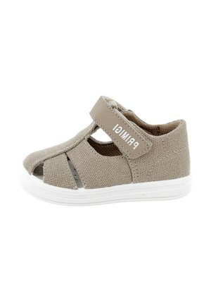 Sandalo beige per bambino piccolo con tomaia in tessuto, design con ritagli, cinturino in velcro con etichetta "PRIMIGI" e suola in gomma bianca.