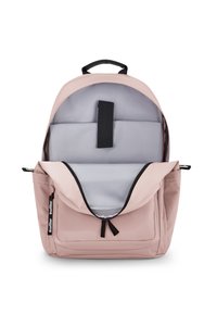 Zaino rosa con una parte superiore arrotondata, una tasca frontale e un compartimento interno grigio. Presenta cerniere nere e una maniglia superiore.