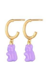 Goldene Creolenohrringe mit lila Gummibärchen-Anhängern, glatter Oberfläche, verspielte Form und sicheren Verschlussdetails.