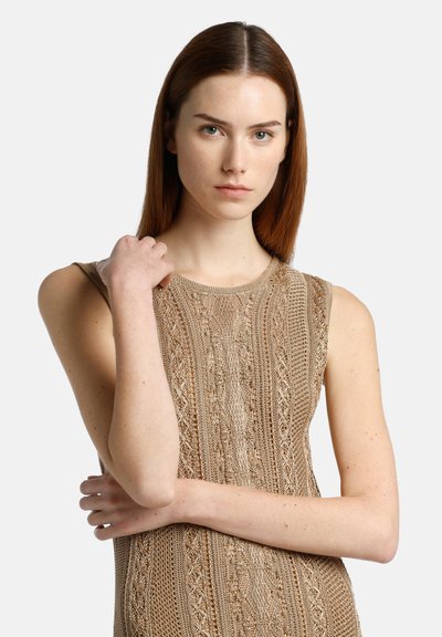 Robe sans manches en brun clair avec des motifs complexes et une finition texturée. Dotée d'un col rond et d'une silhouette ajustée.