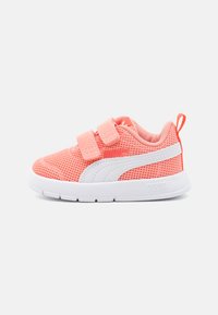Rosa Netzsneaker mit weißen Akzenten und Klettverschlüssen. Mit einer Gummisohle und einer Schlaufe hinten für einfaches Anziehen. Leicht und atmungsaktiv im Design.