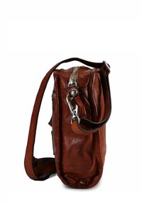 Borsa a tracolla in pelle marrone con chiusura a zip, caratterizzata da una texture discreta, tracolla rimovibile e dettagli in metallo argentato.