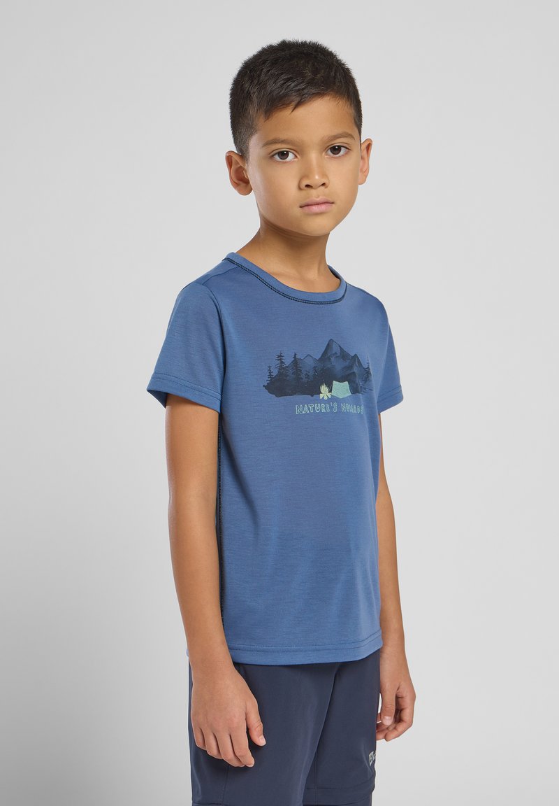 T-shirt de algodão azul com mangas curtas, apresentando um gráfico de cena montanhosa em azul escuro e verde, decote redondo e textura suave.