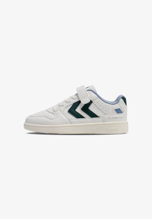 Witte sneakers met een bovenwerk van getextureerd leer, groene chevron-accenten, een blauwe suède kraag en een klittenbandsluiting voor een stevige pasvorm.