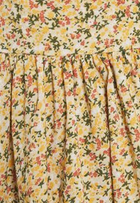 YAS Petite Vardagsklänning - yellow