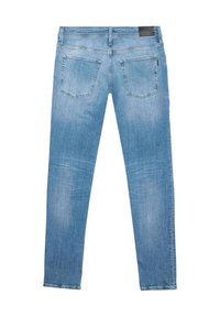 Vaqueros azul claro de corte slim, con un diseño estándar de cinco bolsillos y una textura de mezclilla suave. En la parte trasera, tiene dos bolsillos visibles.