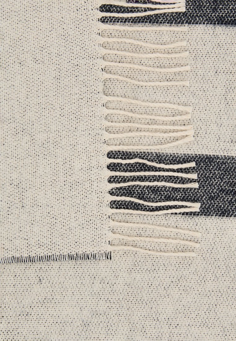 Baumwollgewebter Stoff mit einem hellcremefarbenen Hintergrund und dunkelbiblioten Streifen; weist ausgefranste Kanten und eine strukturierte Oberfläche auf.