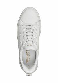 Baskets blanches avec une tige synthétique lisse, dotées d'un système de laçage, d'accents en mesh et d'une marque dorée sur la semelle intérieure et sur le côté.
