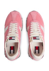 Ροζ σουέντ και διχτυωτά αθλητικά παπούτσια με λευκές λεπτομέρειες, διαθέτουν κορδόνια, επενδυμένο γιακά και ετικέτα με λογότυπο στη γλώσσα.