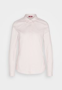 Chemise blanche à manches longues boutonnée, col pointu, coupe slim et boutons dissimulés, présentée sur un fond clair uni.