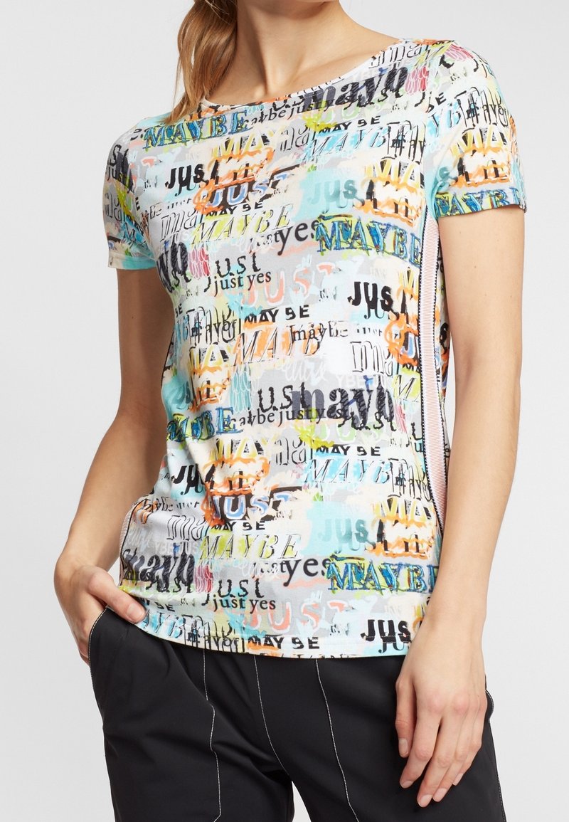 Kortärmad, mångfärgad skjorta med ett blandat textmönster med fraser i olika typsnitt. Tillverkad av lätt material med rund halsringning.