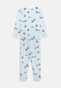 Pyjama set gemaakt van zachte blauwe stof met een algeheel panda-print. Lange mouwen en broek met ribgebreide boorden voor comfort.