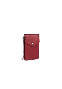 Borsa a tracolla rossa in pelle con finitura texture, chiusura a patta fissata da un bottoncino e tracolla in catena argentata. Forma rettangolare compatta.