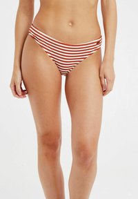 Průsvitné bikiny s širokými horizontálními červenými a bílými pruhy, měkká tkanina, střední výška pasu a bezešvý design.