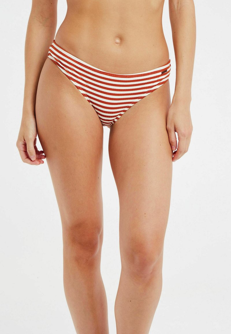 Gestreepte bikini onderkant met brede horizontale rode en witte strepen, zachte stof, middelhoge taille en een naadloos ontwerp.