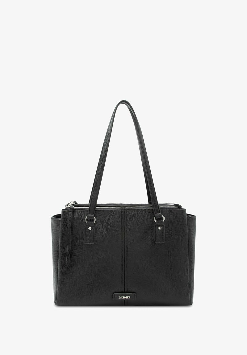 Schwarze Ledertasche mit zwei langen Henkeln, strukturierter Oberfläche, Reißverschluss oben, vorderen vertikalen Steckfächern und Metall-Logo-Akzent.