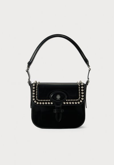 Sac à main en cuir verni noir avec des accents cloutés, fermeture à rabat arrondi et poignée ajustable. Présente un logo central sur le devant.