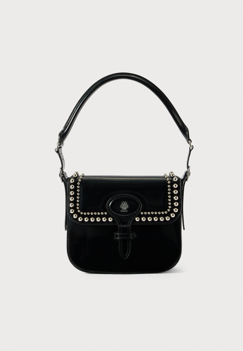 Borsa a mano in pelle verniciata nera con dettagli borchiati, chiusura a patta arrotondata e manico regolabile. Presenta un logo centrale sul fronte.