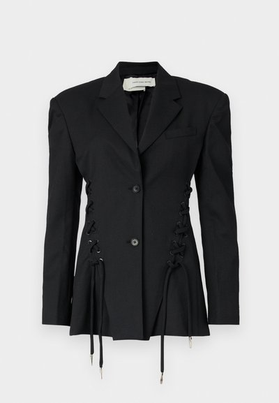 Blazer ajustado negro con lados decorativos de cordones y lazos de ajuste. Hecho de una tela estructurada, con solapas clásicas y botones.