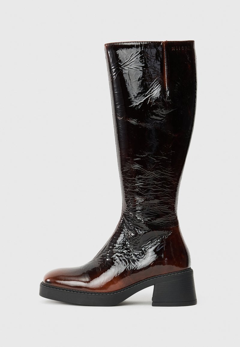 Botas de couro castanho brilhante até ao joelho, com um salto bloco esguio, apresentando uma superfície texturizada e bico arredondado. O design inclui uma fenda na parte superior.