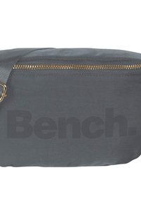 Grijze stoffen tas met een horizontale vorm, voorzien van een gouden rits en een gladde textuur. Inclusief een verwisselbare strap bevestiging.