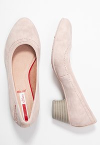 Světlé růžové baletky s hladkým povrchem, pevným blokovým podpatkem a jemnými švy. Interiér je vybaven měkkým pěnovým podšívkou.