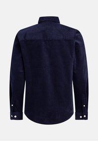 Marineblauwe corduroy overhemd met lange mouwen en knoopsluiting bij de manchetten, zichtbare schoudernaad aan de achterkant en een klassieke kraag, weergegeven vanaf de achterkant.