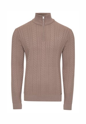 Pull en tricot marron avec un col montant et une fermeture éclair demi-longue, présentant un motif en câble texturé sur l'ensemble. Manches longues et bords-côtes.