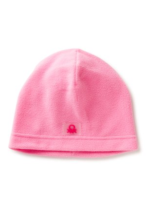 Bonnet en polaire rose avec un dessus arrondi, un ourlet replié et une étiquette transparente mettant en avant un logo de pieuvre rose sur le devant.