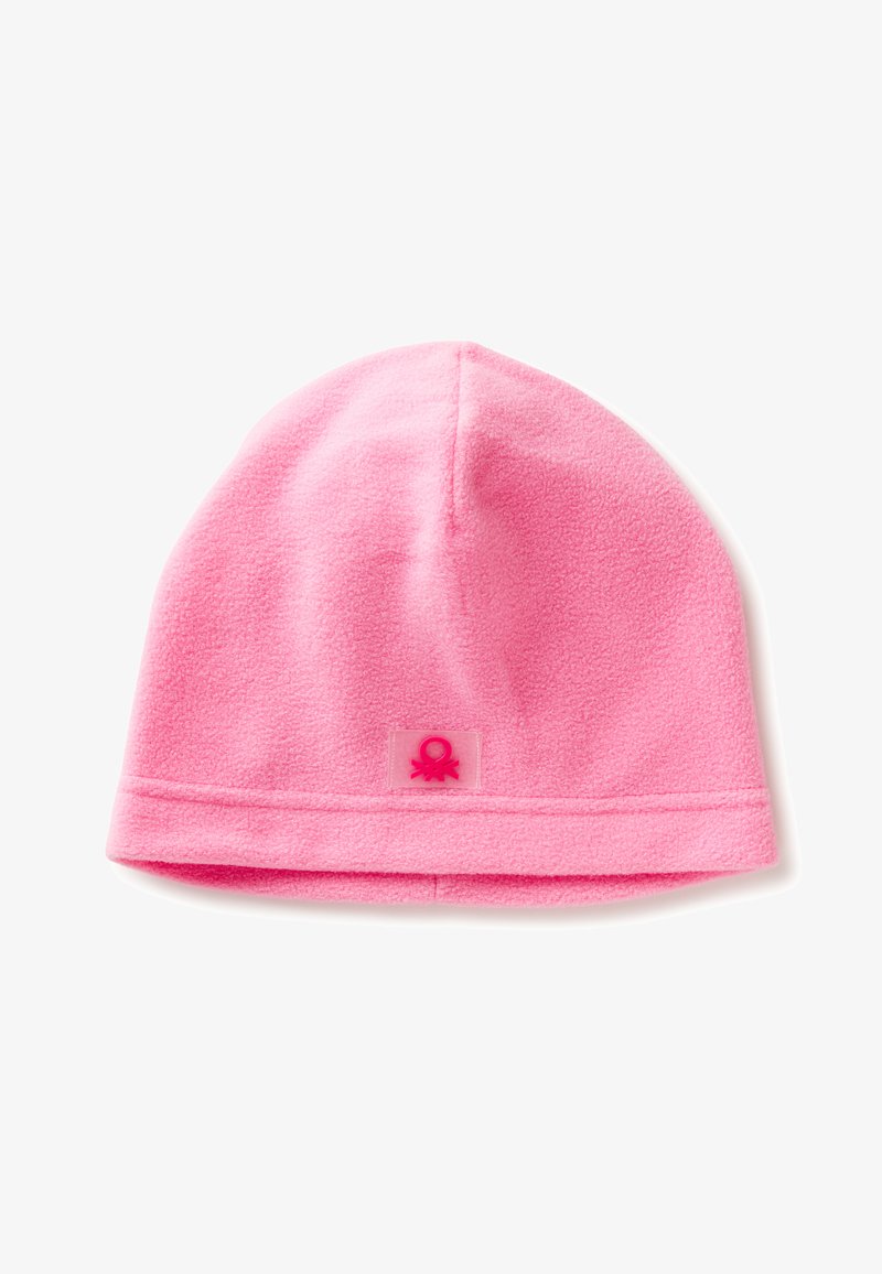 Bonnet en polaire rose avec un dessus arrondi, un ourlet replié et une étiquette transparente mettant en avant un logo de pieuvre rose sur le devant.