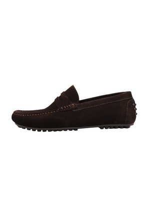 Mocassin pour homme en daim marron foncé avec coutures mocassin, lanière à rabat et semelle à picots en caoutchouc pour adhérence et confort.