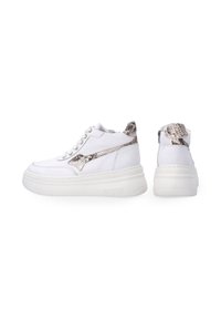 Weiße High-Top-Sneaker aus strukturiertem Leder mit einem Schlangenledermuster-Akzent an der Ferse und einer dicken weißen Gummisohle.