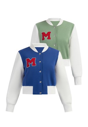 Dwie bluzy varsity z białymi rękawami, jedna z niebieskim przodem, a druga z zielonym, każda z czerwonym naszywką "M".
