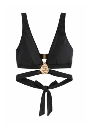 Haut de bikini noir avec un décolleté profond en V, une boucle décorative dorée à l'avant et des liens à nouer autour de la taille.