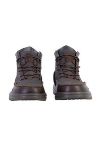 Scarpe da trekking marroni con tomaia in pelle resistente, supporto per la caviglia testurizzato, sistema di allacciatura anteriore e suola in gomma robusta per una buona trazione.