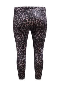 Legging in luipaardprint met een zwart en roze kleurenschema, voorzien van een gladde textuur en een aansluitend ontwerp. De tailleband is elastisch.