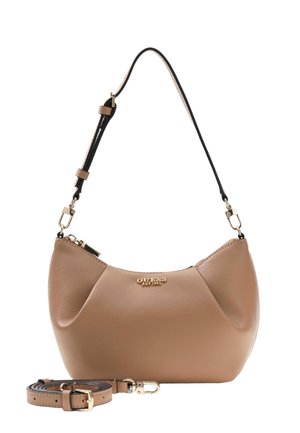 Sac à main Guess en cuir marron clair avec logo doré, bandoulière noire réglable attachée, et bandoulière amovible assortie en dessous.