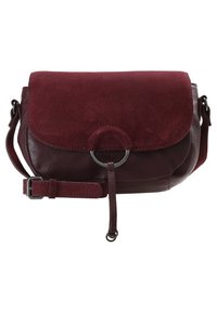 Bordeauxrode leren en suède crossbodytas met een afgeronde klep, ringdetail, verstelbare riem en subtiele textuurcontrasten.