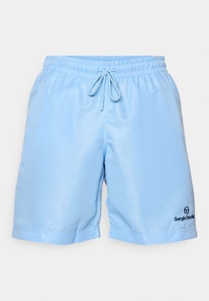 Lyseblå svømmeshorts laget av glatt stoff, med elastisk midjebånd med snøring og en liten logo på nederste venstre side.