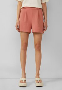 Shorts in stoffig roos, gemaakt van een gladde stof, met een op maat gemaakte stijl, voorzien van twee plooien aan de voorkant en knoopaccenten bij de taille.