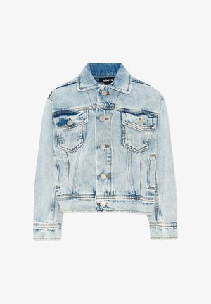 Lichtblauwe spijkerjasje met knoopsluiting, twee klepzakken op de borst, zijzakken en een kraag.