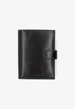 Czarny skórzany portfel z fakturowanym wykończeniem, zapięciem na zatrzask i tłoczonym logo u dołu. Kompaktowy, prostokątny kształt.