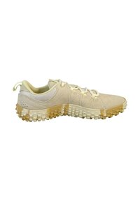 Beige Sportschuhe mit einer strukturierten Oberseite und leichten Mesh-Akzenten. Sie verfügen über eine klobige, gemusterte, transparente Laufsohle und runde Schnürsenkel.
