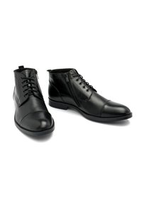 Czarne skórzane botki za kostkę z okrągłym noskiem, sznurowanym przodem i bocznym zamkiem błyskawicznym. Gładka tekstura z minimalistycznymi akcentami wzorniczymi.