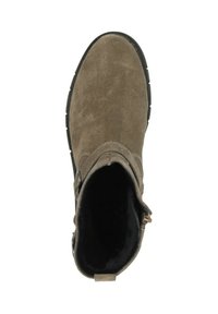 Bruine suede enkelboot met een ronde neus, minimale stiksels en een zijrits. Heeft een gestructureerde zool voor grip en stabiliteit.