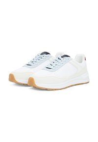 Białe sportowe sneakersy z połączeniem materiałów siatkowych i zamszowych. Posiadają niebieski i biały system sznurowania oraz gumową podeszwę.