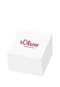 Weißer Karton mit glatter Oberfläche, der ein rotes s.Oliver-Logo und den Text "FASHION FOR LIFE" auf der Oberseite zeigt. Rechteckige Form.